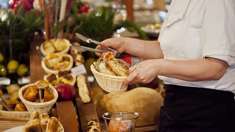 在采购过程中，要关注食品安全。以下是一些注意事项：